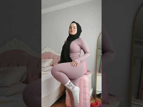 TÜRBANLI PEMBE DAR TAYT GIYEREK KOCA KALÇALARIYLA HARIKA DANS EDIYOR💋💋