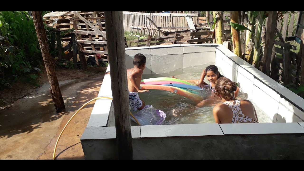 trêis  brincando na piscina 👏👏👏👍👍👍