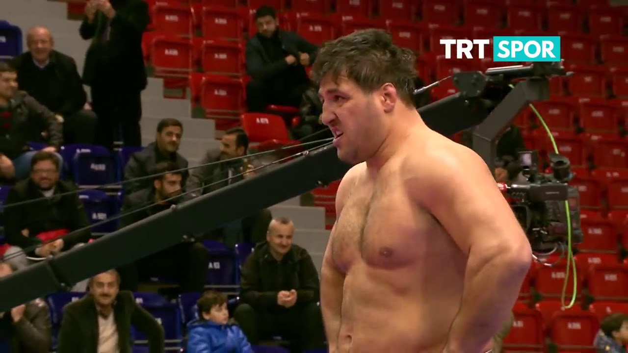 TÜRK GÜREŞÇİ VE JAPON SUMO GÜREŞÇİSİ KARŞILAŞMASI