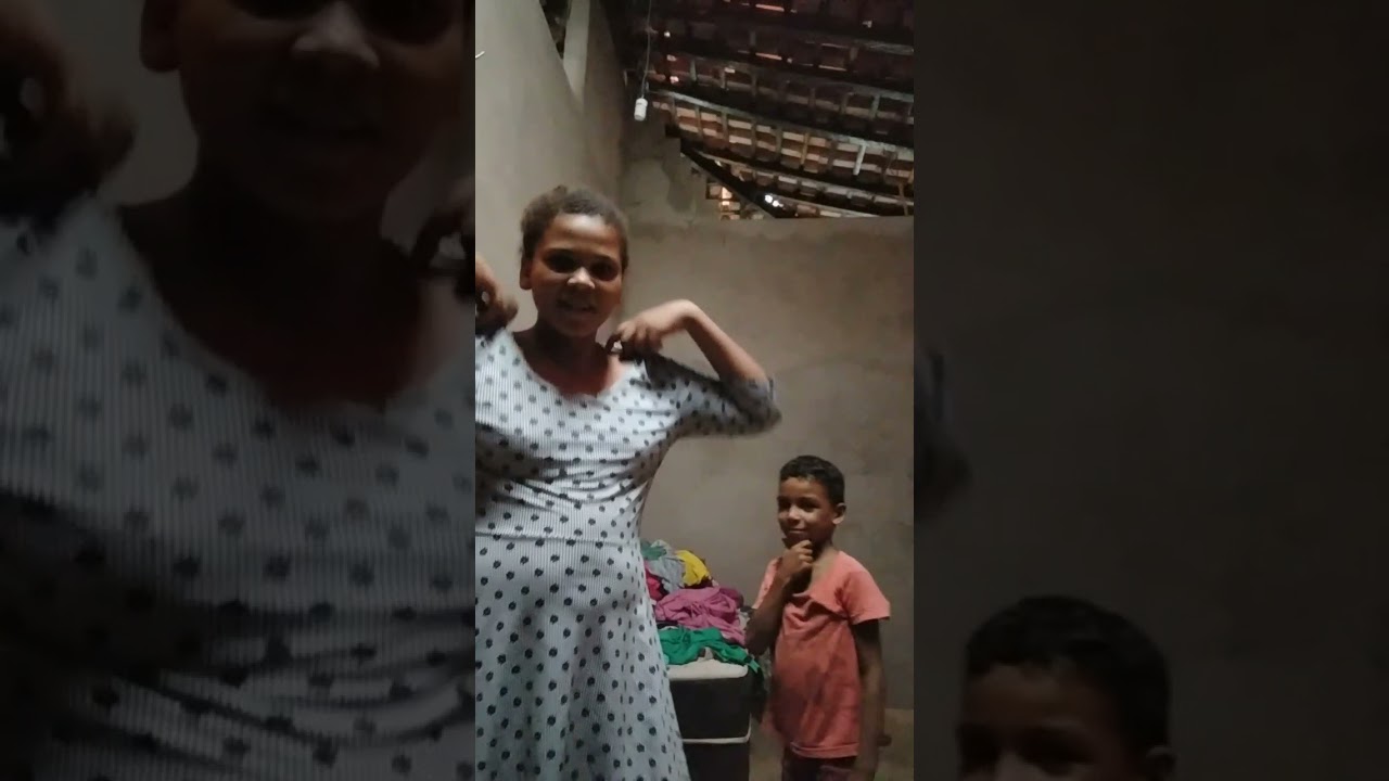 trocando de roupa e olha a cara do meu primo quando viu que eu troquei kkk