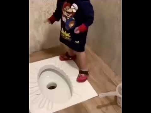 Tuvalet deliğine düşen çocuk