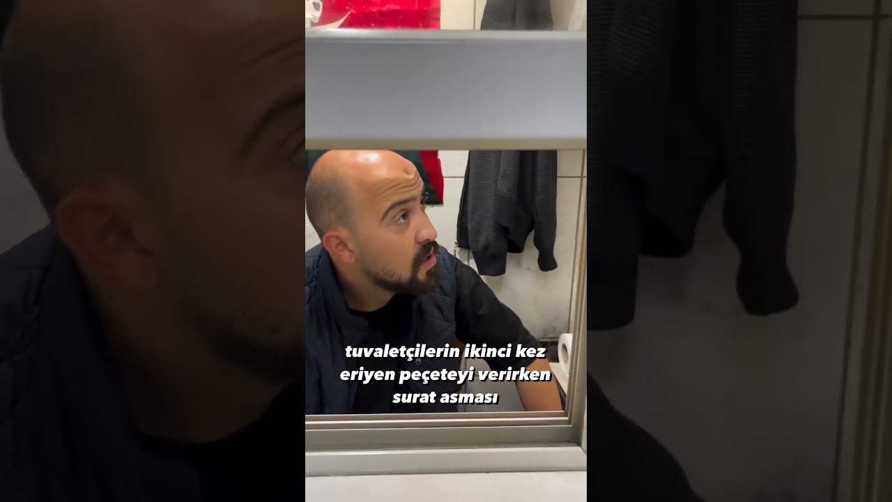 Tuvaletçilerin ikinci kez eriyen peçeteyi verirken surat asması - Oğuzhan Alpdoğan