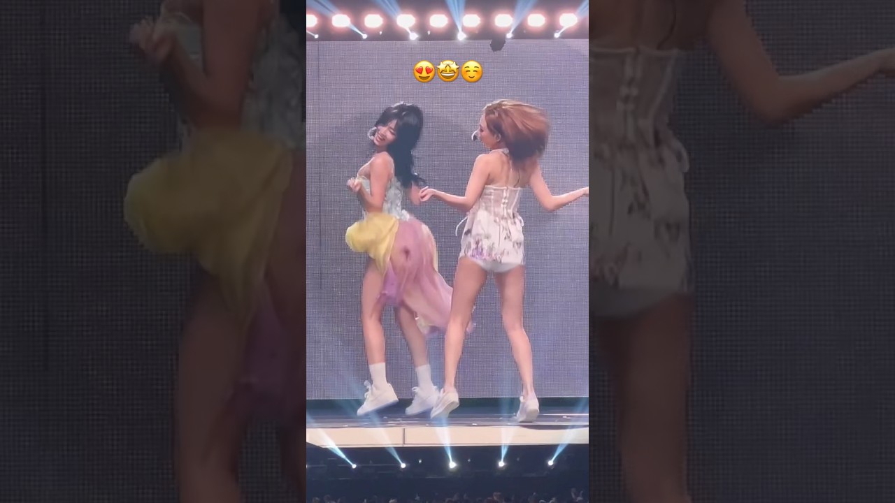 Twice 🐰 Nayeon 나연 POP Dance Break Feat. 🍑  Dancing “Mochine” (Momo 모모) #lasvegas#twerk#shorts#NaMo
