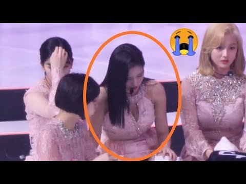 TWICE MOMO Disappointed after the performance. TWICE members comforting her😭