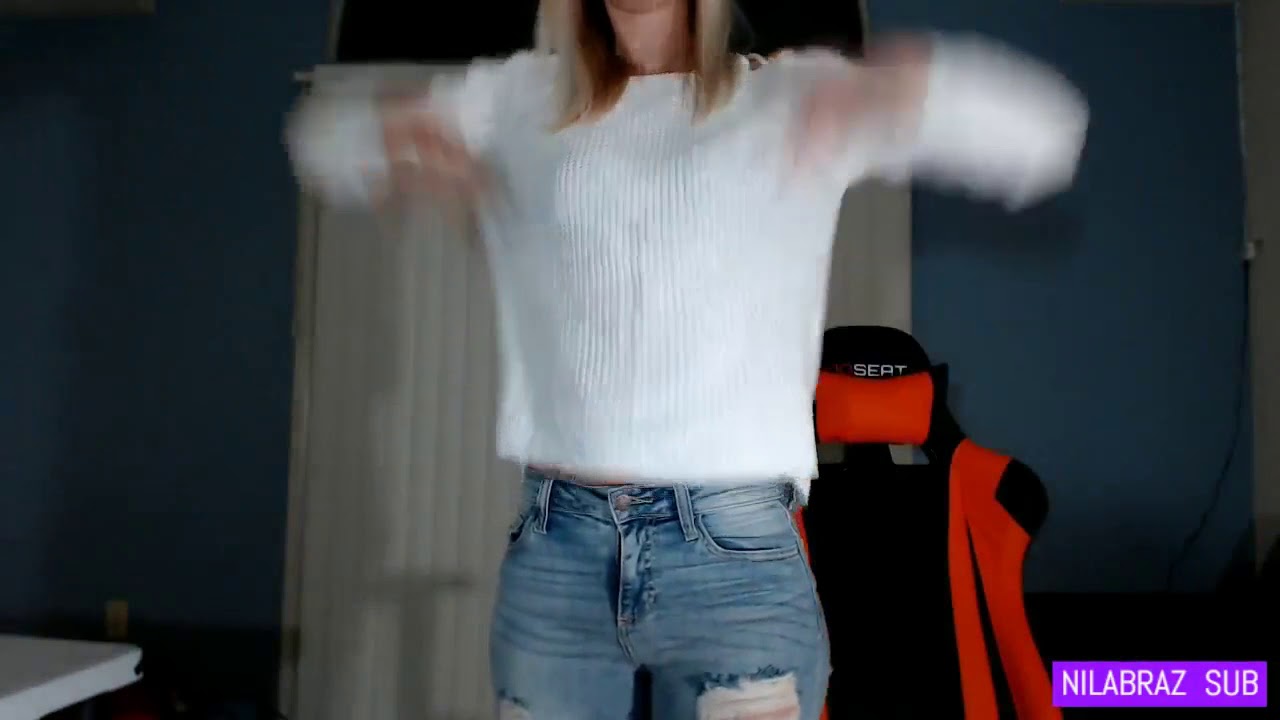 Twitch - Jen Belly Button Showing Stretch