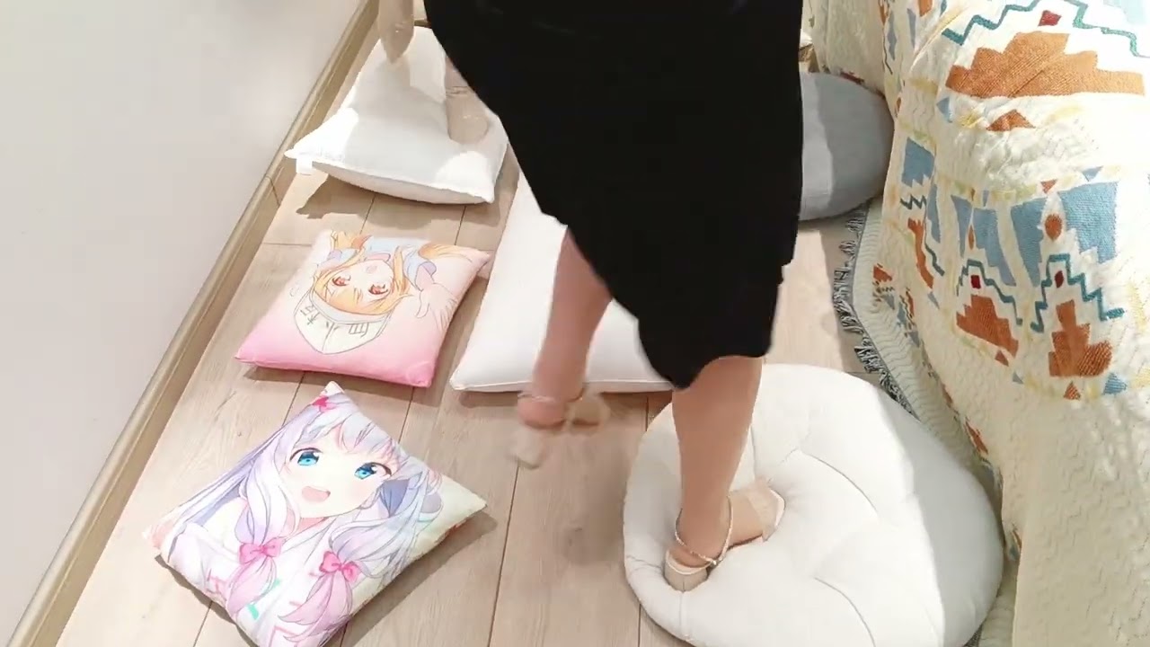 兩姐妹踩枕頭、踩床、踩玩具熊，two sisters stomped on pillows, trample on the bed, and trampled the teddy bear