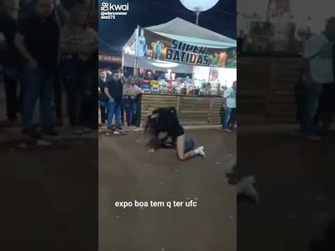 ufc na expo Londrina dia 14 abril mulher fica nua mostrando até o piercing..
