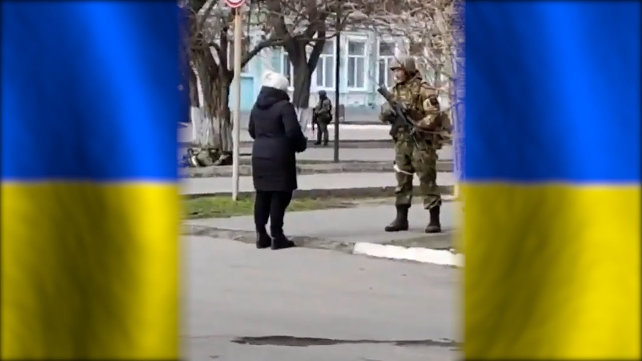 Ukrainka konfrontuje się z rosyjskim żołnierzem. 