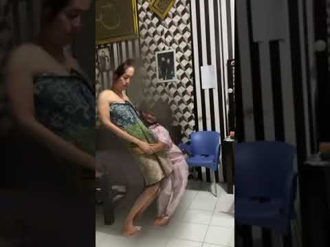 Ular nya pake handuk.