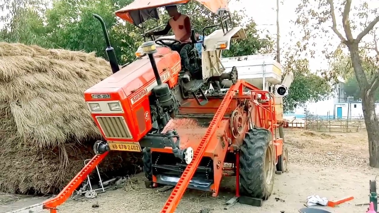 Unloading the swaraaj tractor from the harvester . harvester sei tractor kese namaea