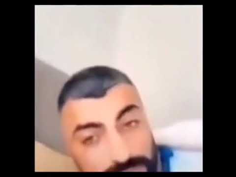 uyanıp sinirli bakan adam