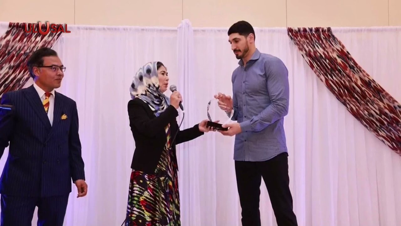 Uygur Amerikan Derneğinden FETÖ'cü Enes Kanter'e plaket