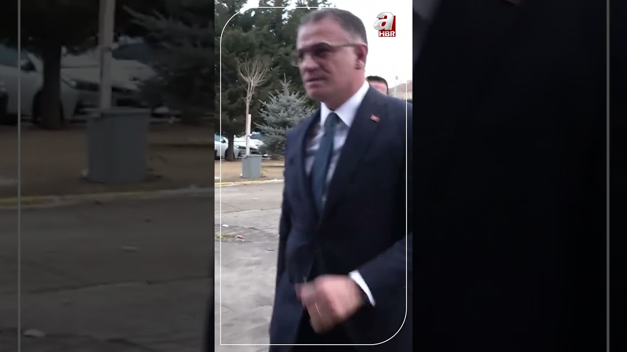 Van Büyükşehir Belediyesi'ne Kayyum Olarak Görevlendirilen Vali Ozan Balcı Belediye Binasına Girdi