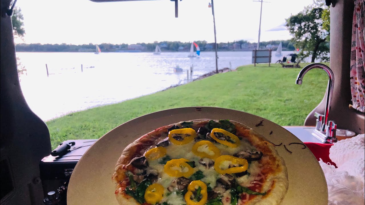 VAN LIFE- MAKING PIZZA USING MY OVEN FOR THE FIRST TIME- 1991 Ford Aerostar Conversion
