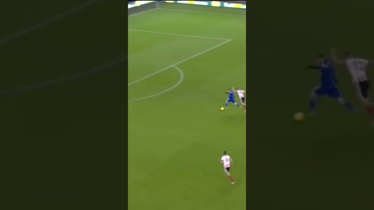 Vardy destroys corner flag ⚽️💥