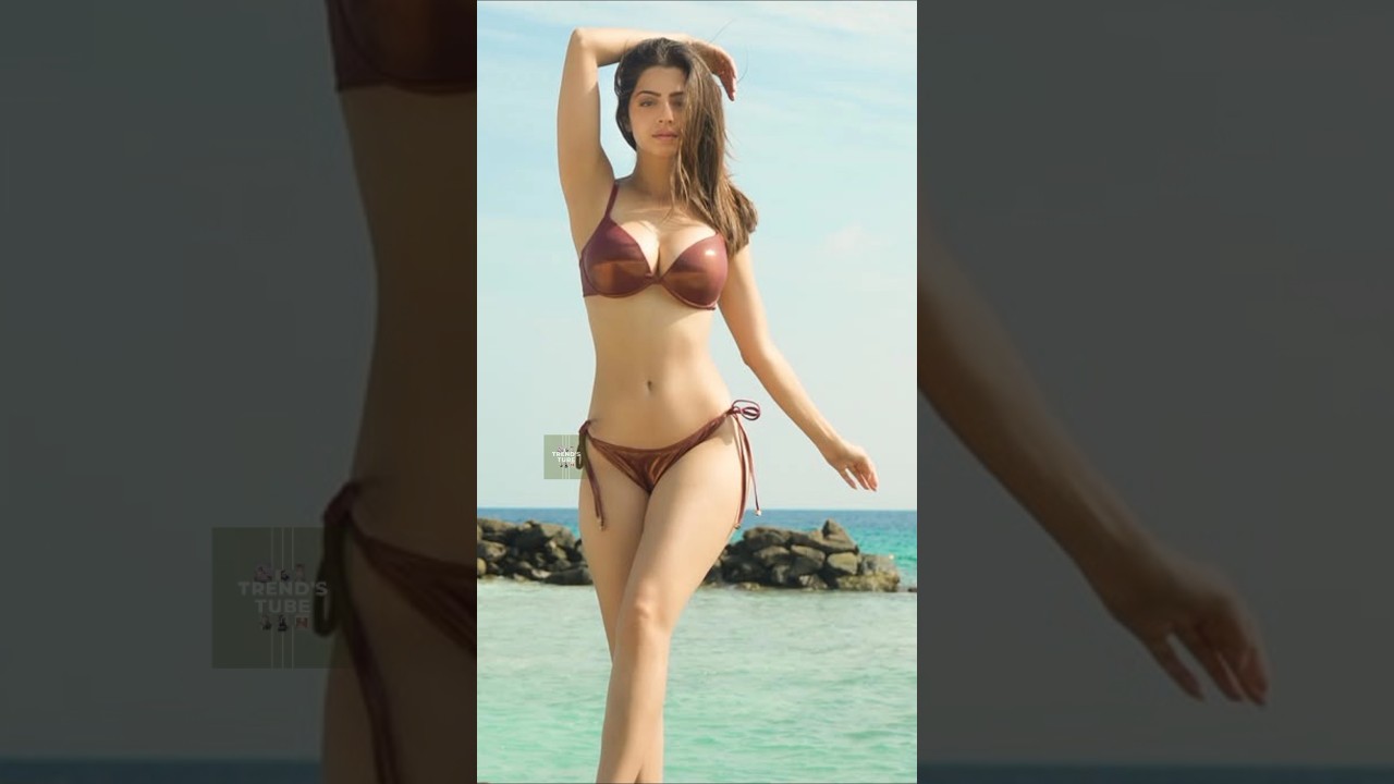 VEDHIKA BIKINI LOOK 🥵🤤| SLOW MOTION 😋|#vedhika #bikini #actresshotdress #maldives #navel #navelamrit