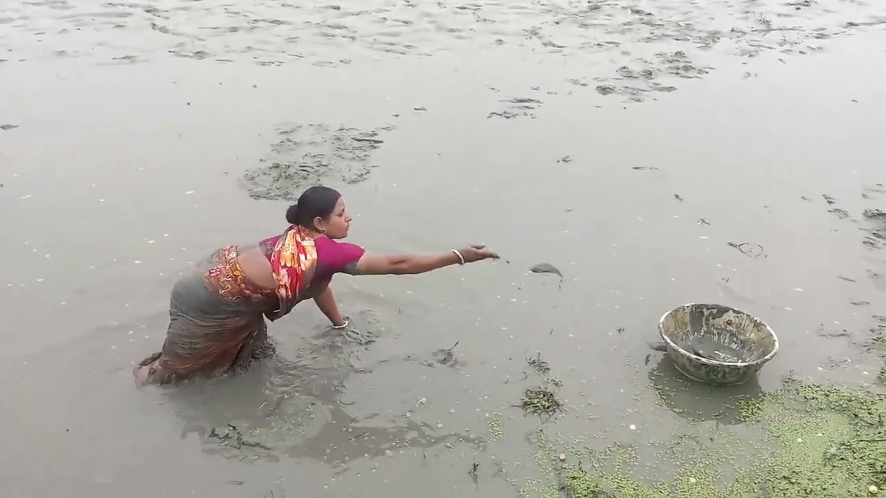 Very Amazing hand Fishing by Village Woman | Best Woman Fish Catching on village canel
