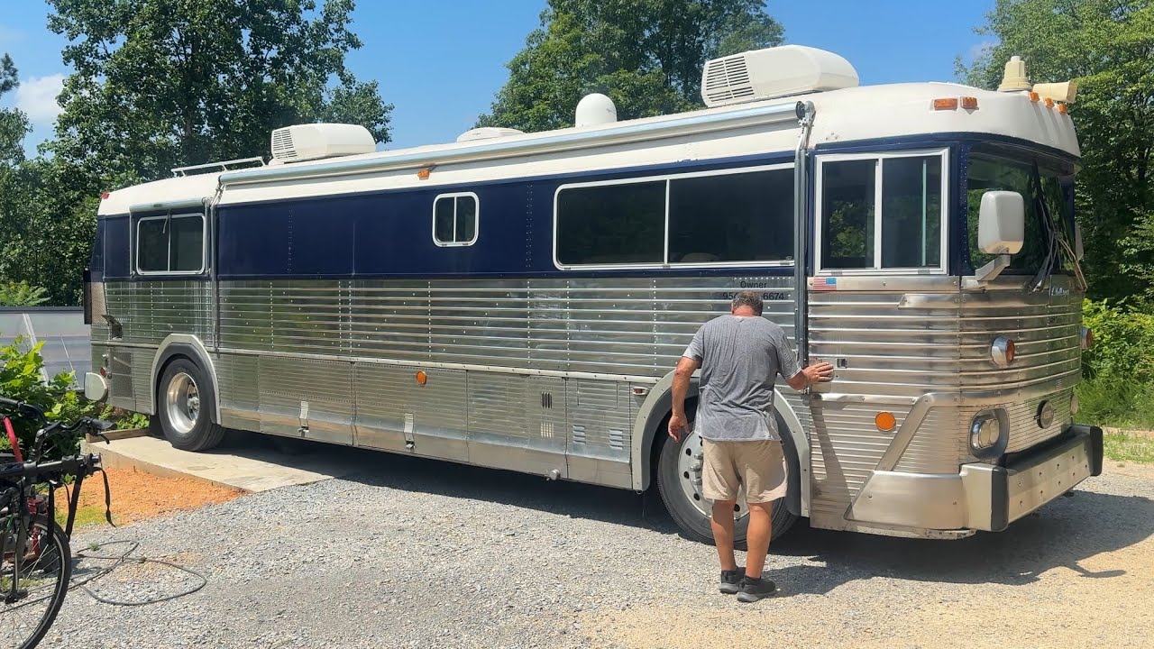 Very bad brakes!  And ASMR detroit diesel sounds driving the bus!