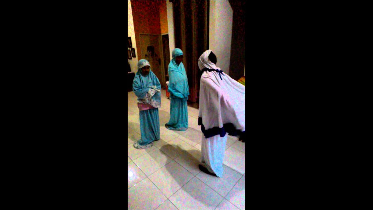 Video lucu saat shalat-yang asli-