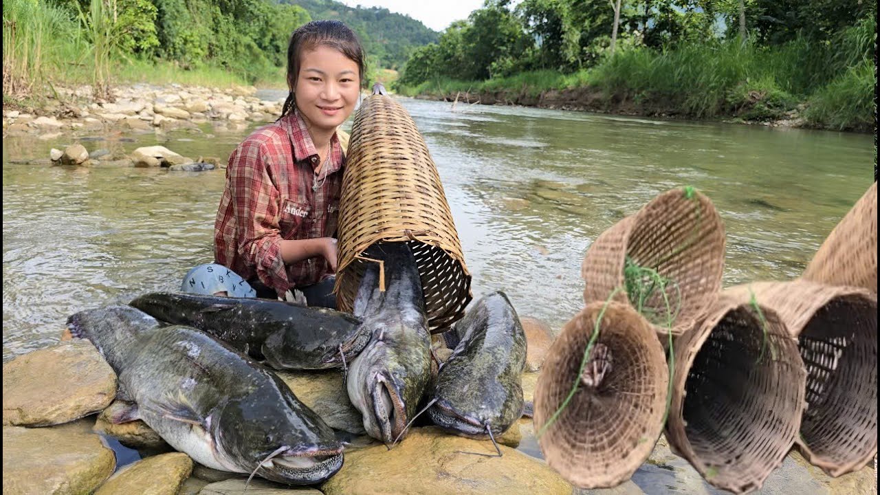 Vietnamese girl braves wind and rain to catch fish during flood season to make a living