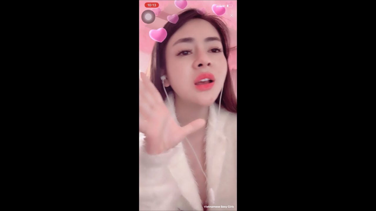 Vietnamese girl sing a song bigo live