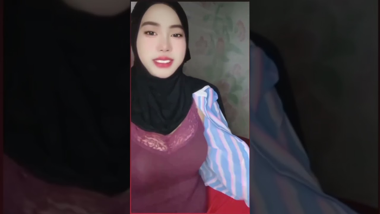 Viral cewek berhijab buka baju