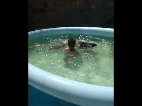 Vitória brincando na piscina | princesa Vitória