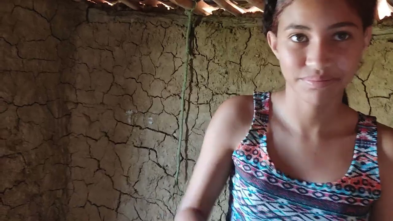 Vitória varrendo a casa 🏡