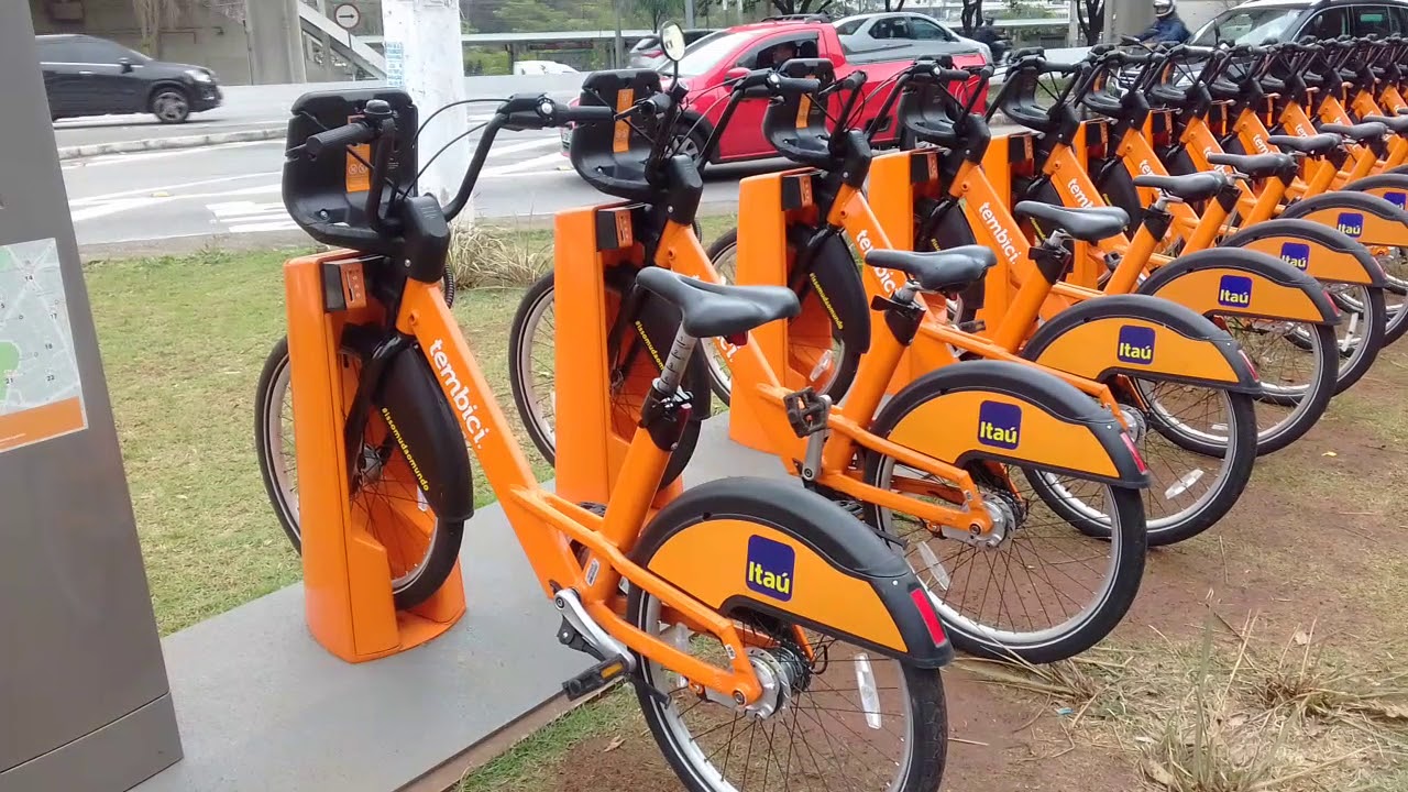 Várias   bicicletas do  Itau   na  cidade  de   São  Paulo.