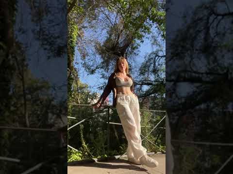 Watch this TikTok girl SLAY the pause challenge dance!