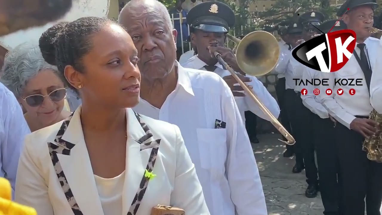 Waw! Sa vrèman bèl! Fanfa PNH la k'ap entèprete yon mizik Mikaben an prezans fanmi Mika