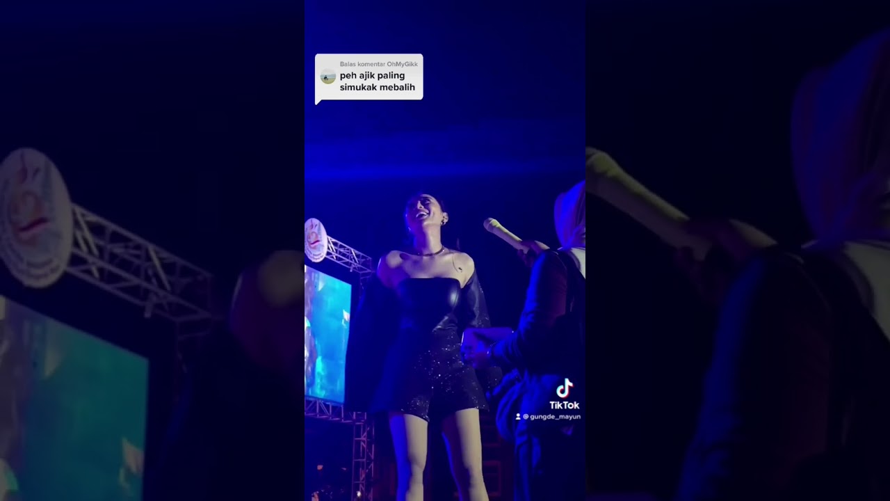 WIKA SALIM BUKA BAJU SAAT KEPANASAN MANGGUNG DI HUT MANGUPURA KAB. BADUNG BALI