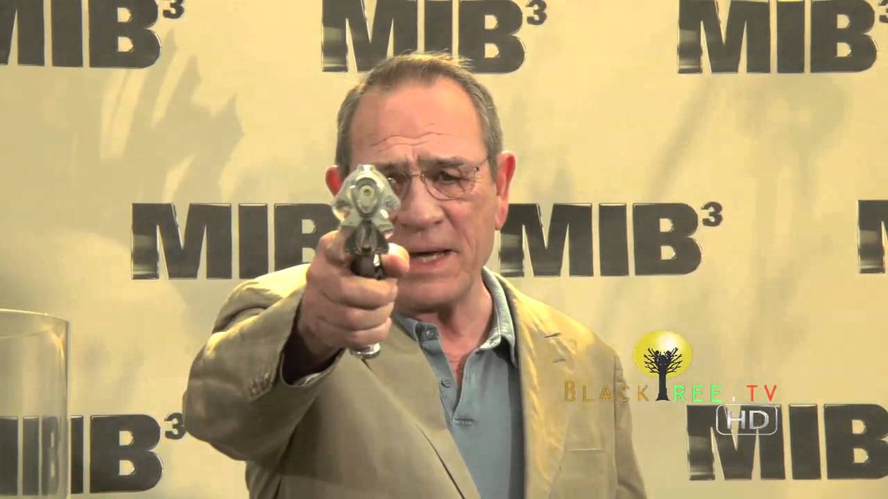 Will Smith & Tommy Lee Jones put items into the MIB III Time Capsule
