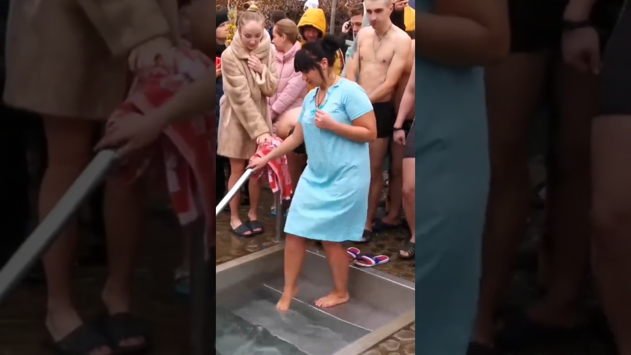 WinSWIM #114 Ice BATH in bikini КРЕЩЕНИЕ del BAUTISMO de BATISMO EPIPHANY #swimming #coldwater #pool