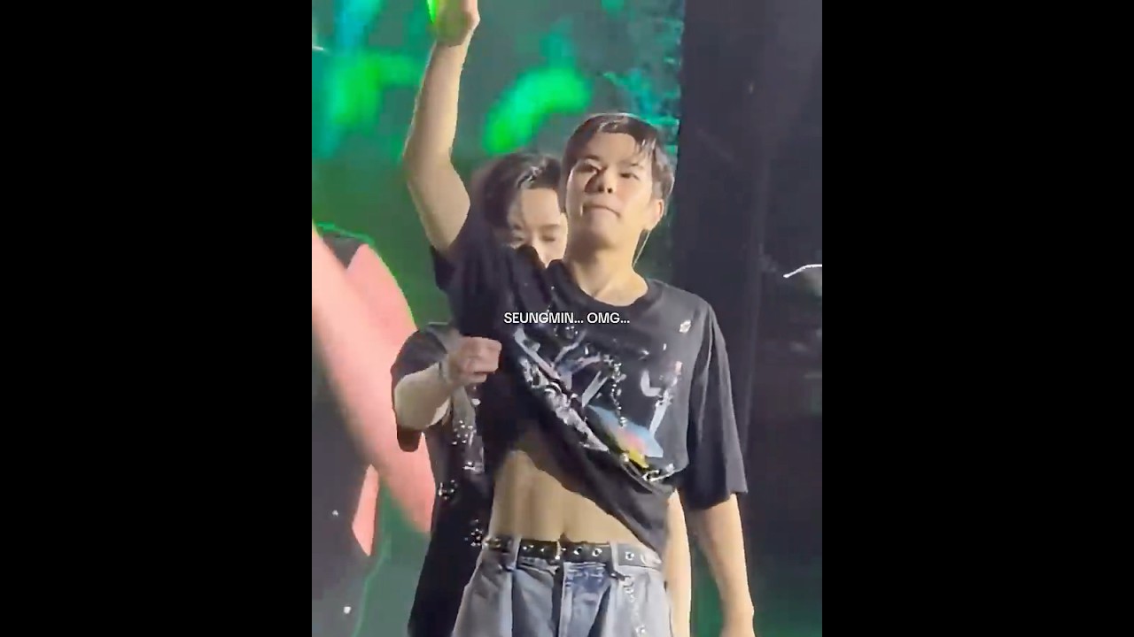 Woah…  Seungmin’s abs reveal 🫠 #leeknow #seungmin #leeknowstraykids #seungminskz #straykids #skz