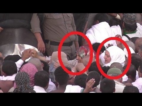 Women touch Black Stone despite crowd 🕋 Hajar Aswad Makkah Umrah Hajj Live not 2025