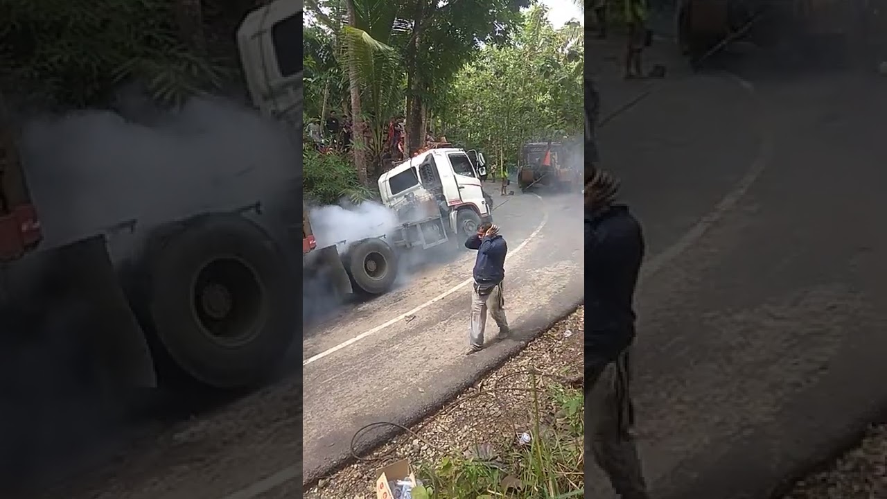 Wow..70 M x watched.. Ban berasap tebal banget!! Truk Trailer Selip || Skid Trailer Truck