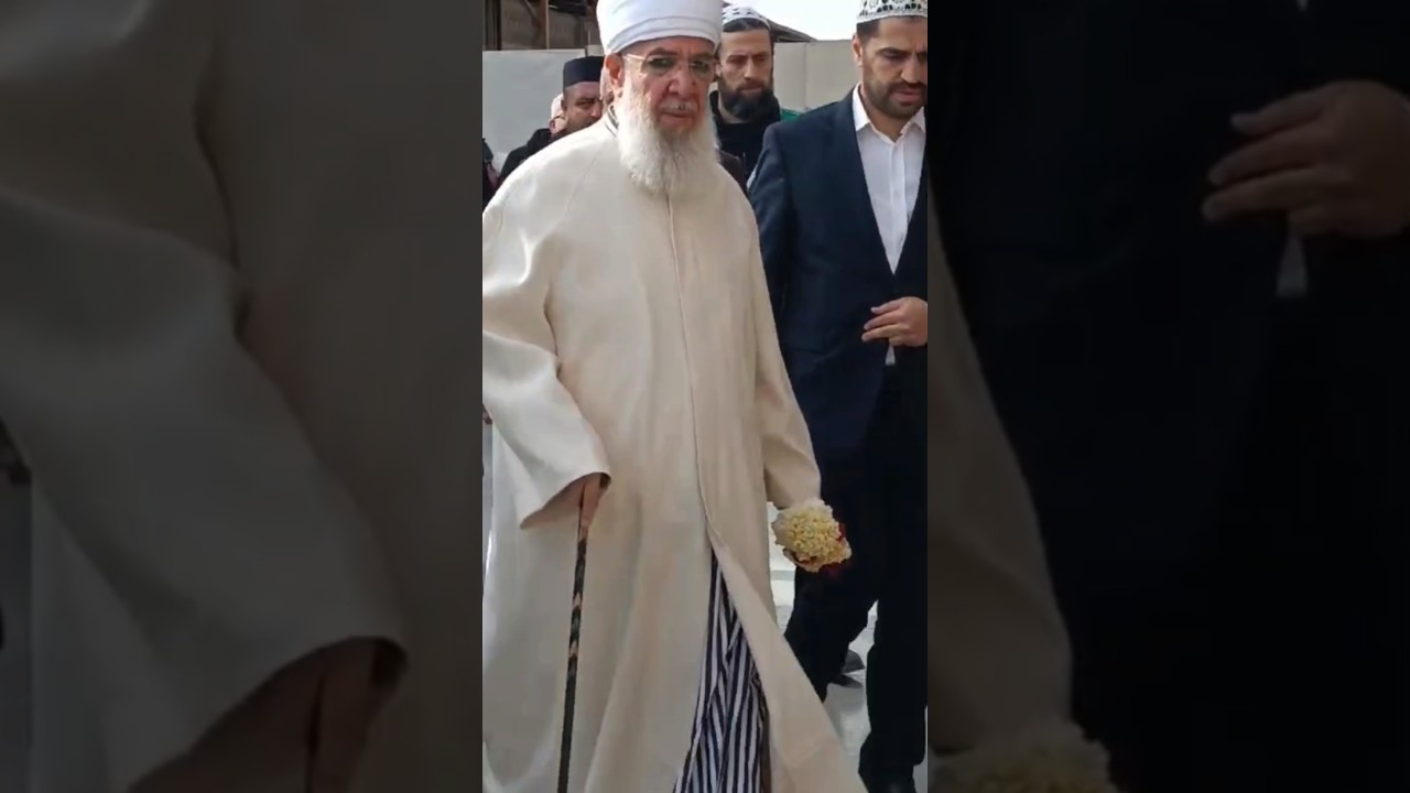 Yar camiye girince nur nazarla bir baktı..Onun güzel cemali aydan daha parlaktı..
