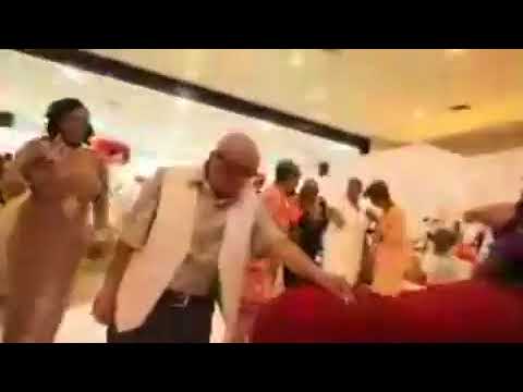 yasli amcayi costuran twerk