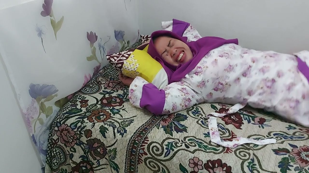 Yaya zakiyah - ekpresi bahagia dan ketawa