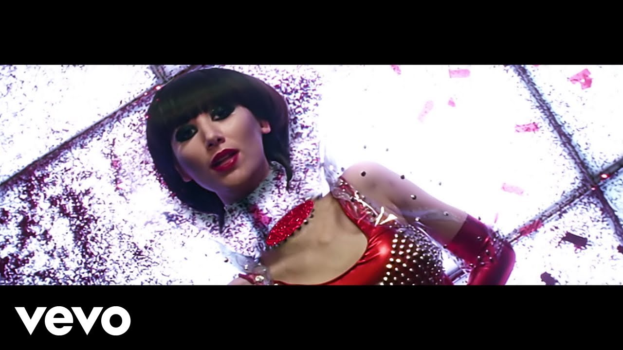 Yeah Yeah Yeahs - Heads Will Roll (Official Music Video)
