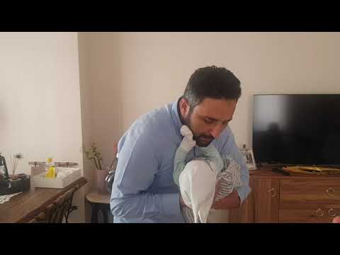 Yeni doğan bebeğin kulağına ezan nasıl okunur? Babaların okuması tavsiye edilir.