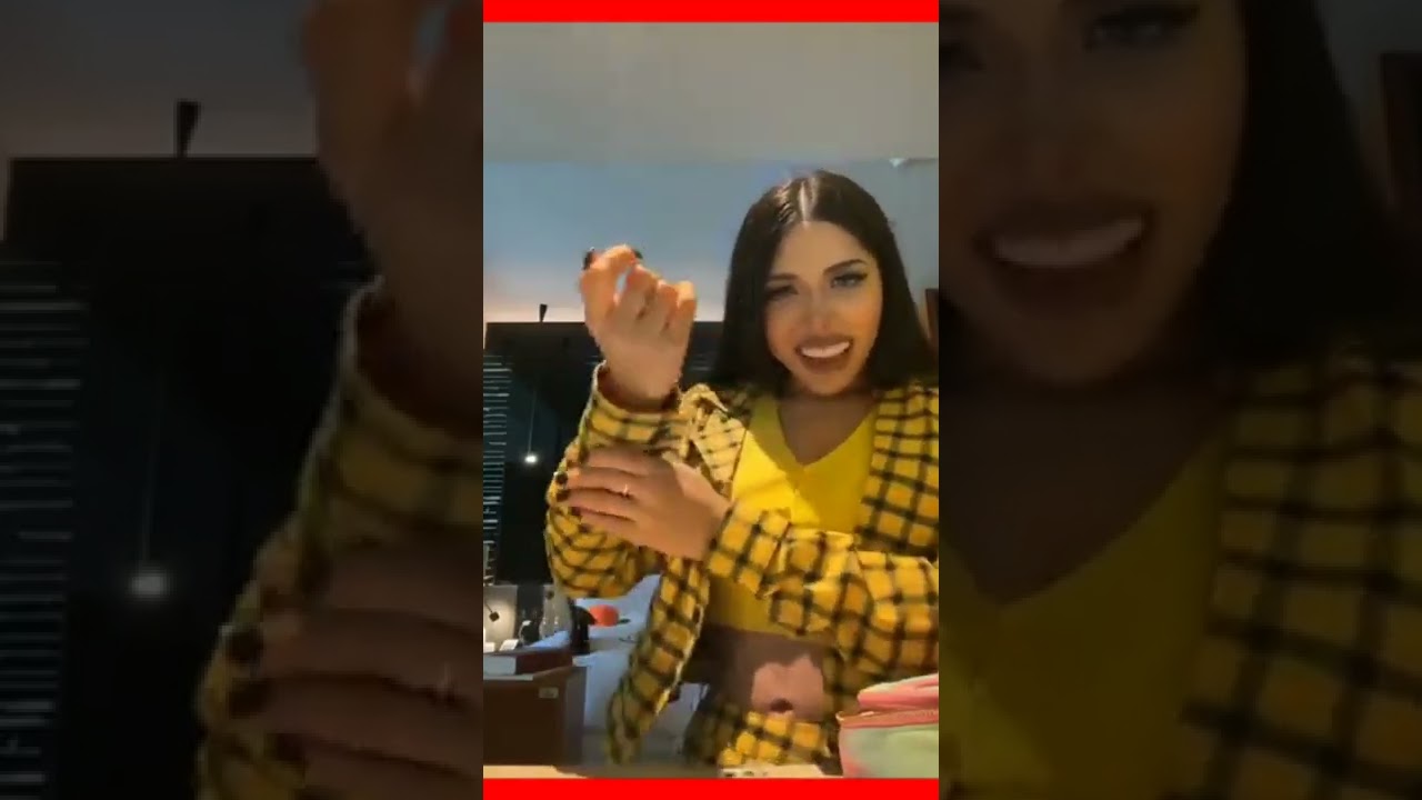 Yeri Mua enseñó una chich1 en vivo