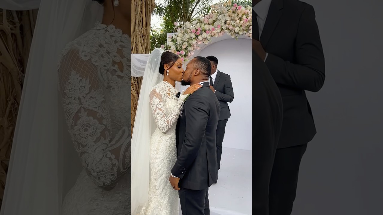 You may now KISS the BRIDE 😘 #weddingkiss #kissthebride #outdoorwedding