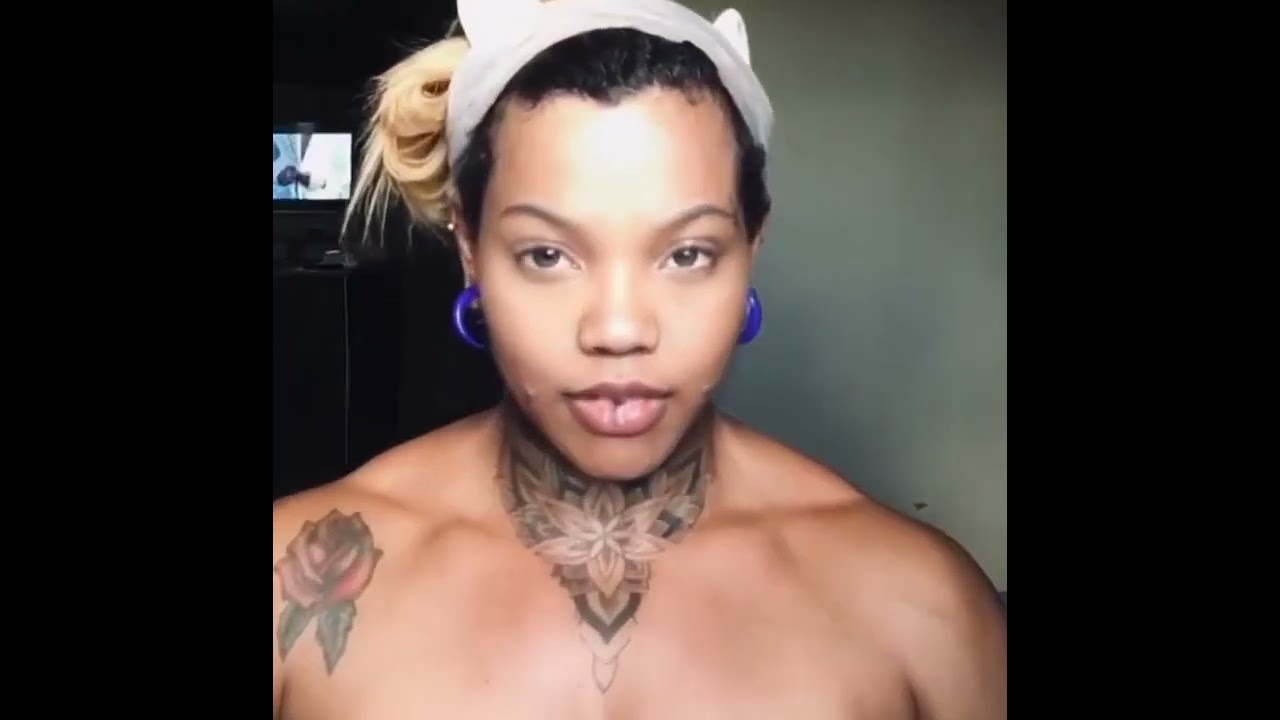 Young Female Bodybuilder Flexes Pecs!!! Wow!!! Omg!!!
