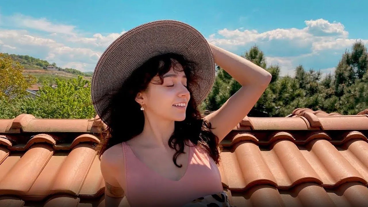 Zeynep Bastık - Her Mevsim Yazım (Official Video)